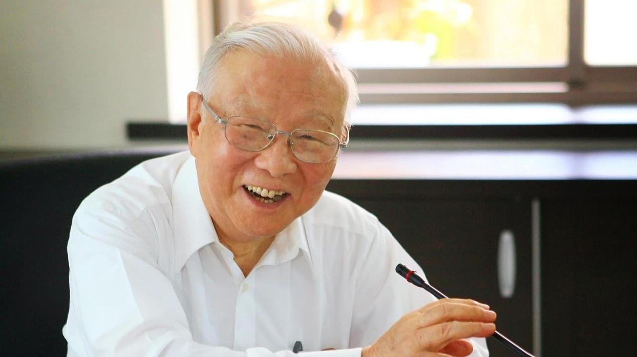 台退役上将许历农彻底转变观念，主动纠正一辈子的反共立场！他坦言早年反共，是误以为