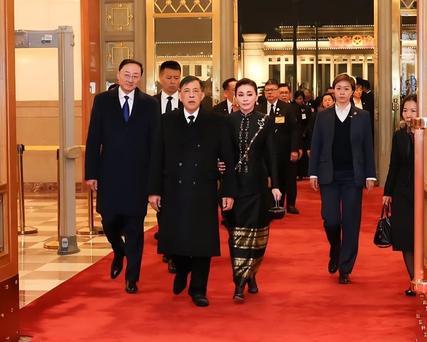 泰国国王夫妇参加北京国宴，苏提达王后盛装闪耀宴会现场，太有正宫娘娘的雍容华贵之美
