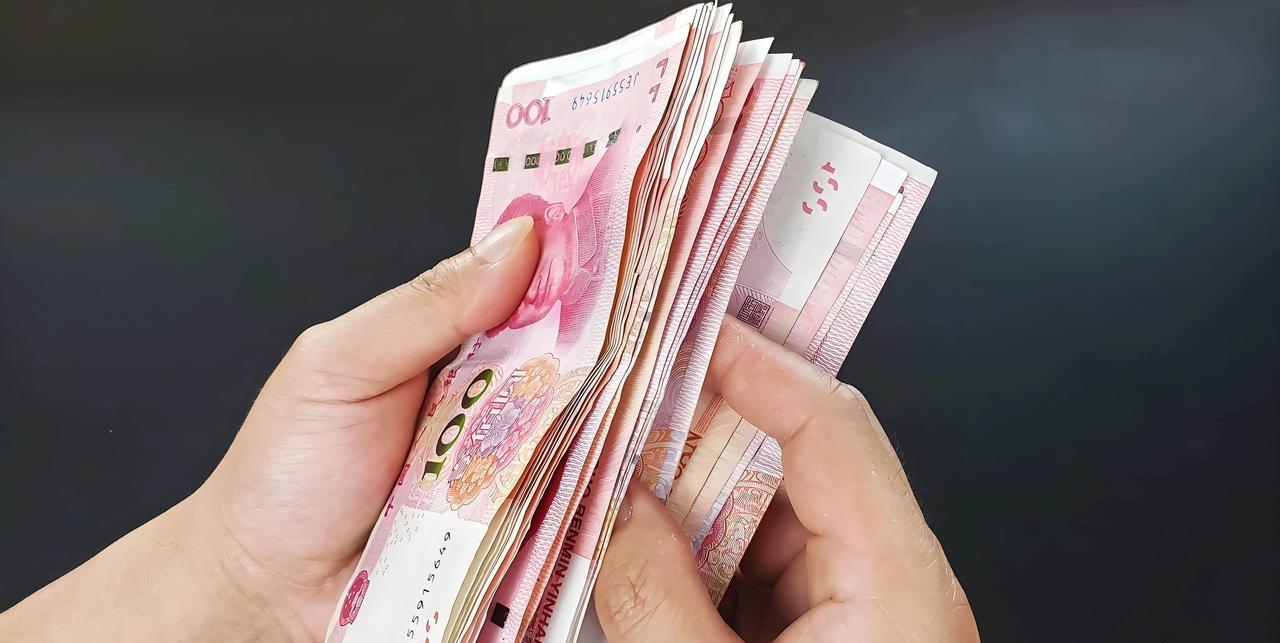 江苏南京，一好兄弟管男子借钱，男子手头也不宽裕，但不借又觉得面子过不去，他就打脸