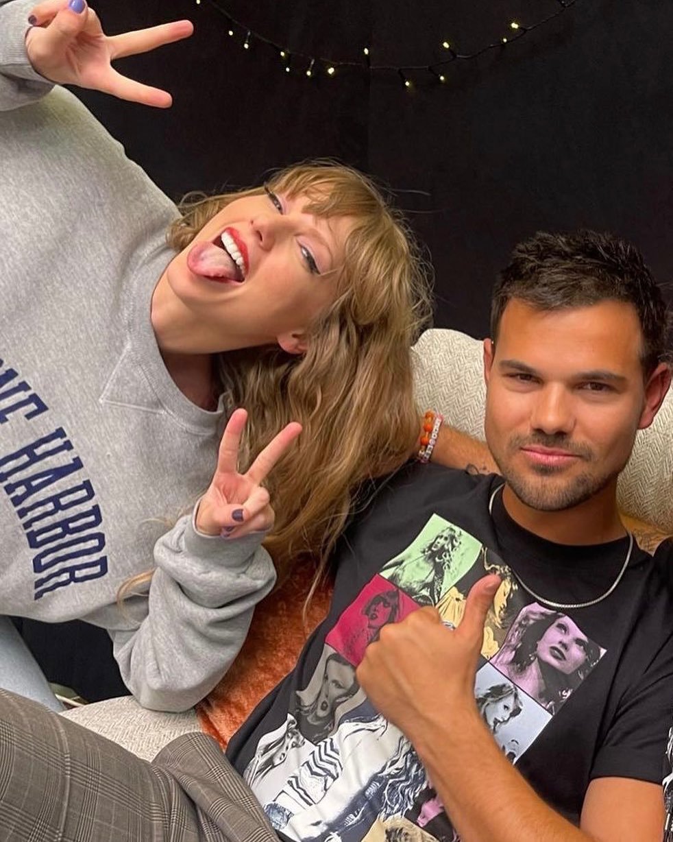 霉霉订婚“小狼”TaylorLautner转发了霉霉TaylorSwif