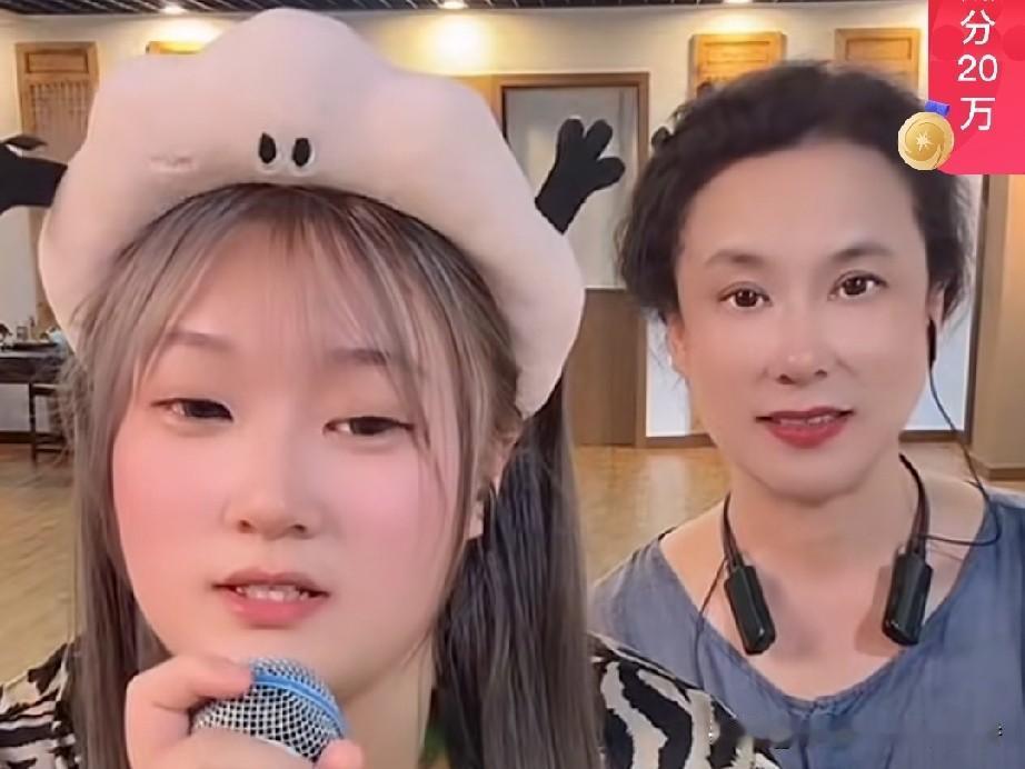 谢广坤(唐鉴军)和二婚老婆王晓华的女儿唐墩墩，在直播间骂广坤原婚老婆孙二娘，她言