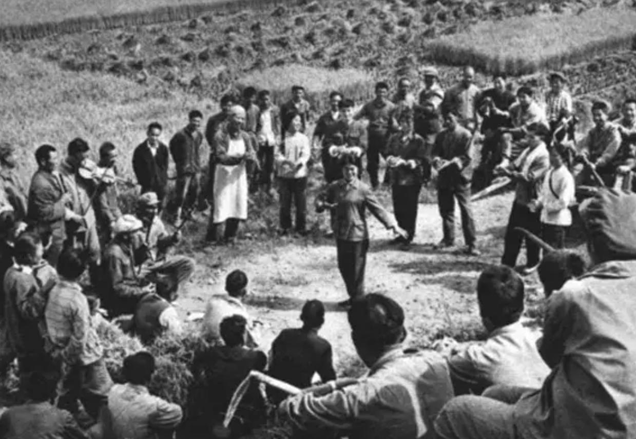 毛主席时代“五七干校”到底啥样子？1968年10月5日，《人民日报》刊出《柳