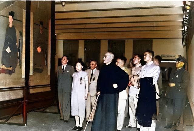 1948年6月，蒋中正前往南京博物院参观。对于这样级别的人物，南京博物院副院长亲