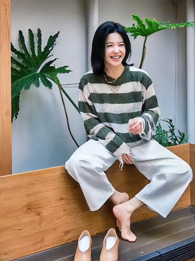 楊子珊，165cm，把鞋脱了光脚丫，一看笑容就是很放松，脚丫很美，你们看看是不是