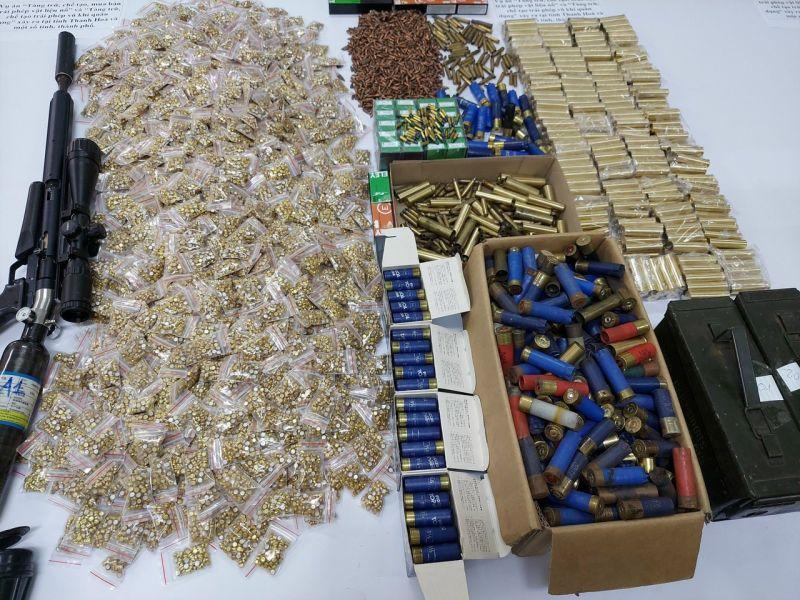 越南清化警方收缴的枪支弹药