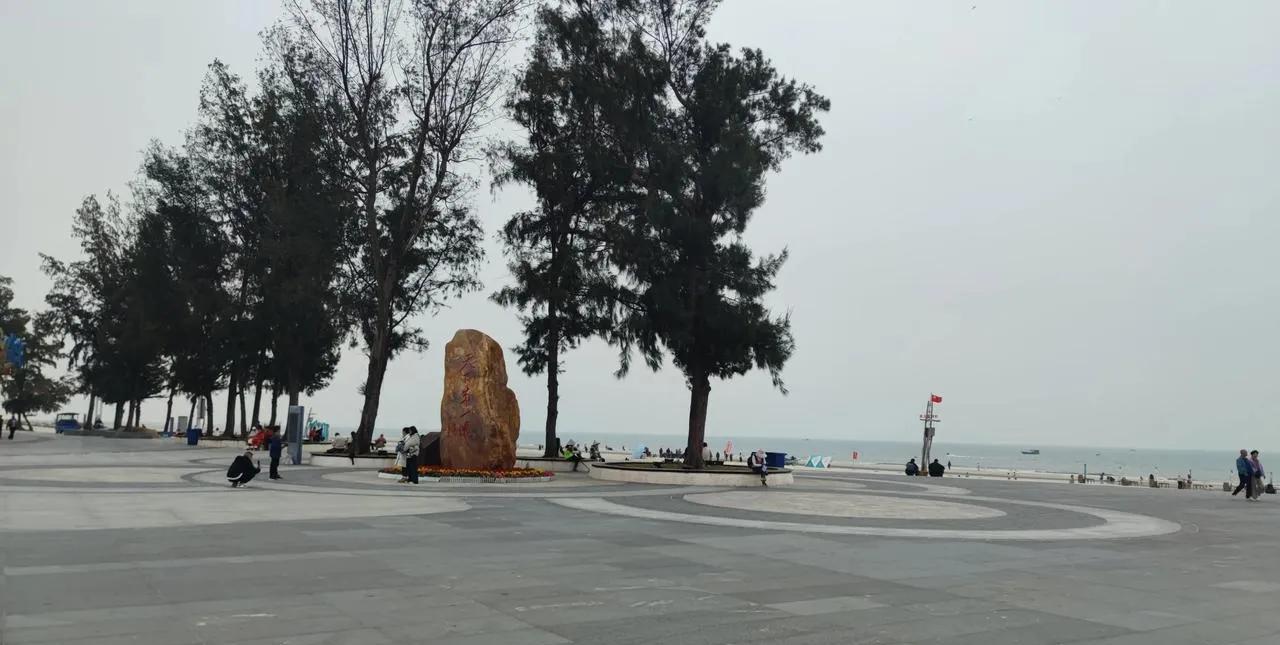美丽的北海银滩，白色的沙滩，微微的风，一切都是那么宁静中的美丽。即使人们熙熙攘攘