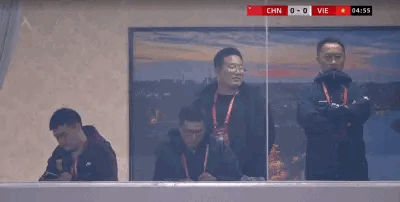 邵佳一上任国足主帅后，第一时间考察U22国足球员，他出现在熊猫杯比赛的看台认真地