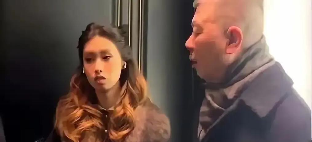 4月4日深夜，杭州一外卖小哥送完最后一单，在电梯里把没送出的奶茶一口气喝掉。