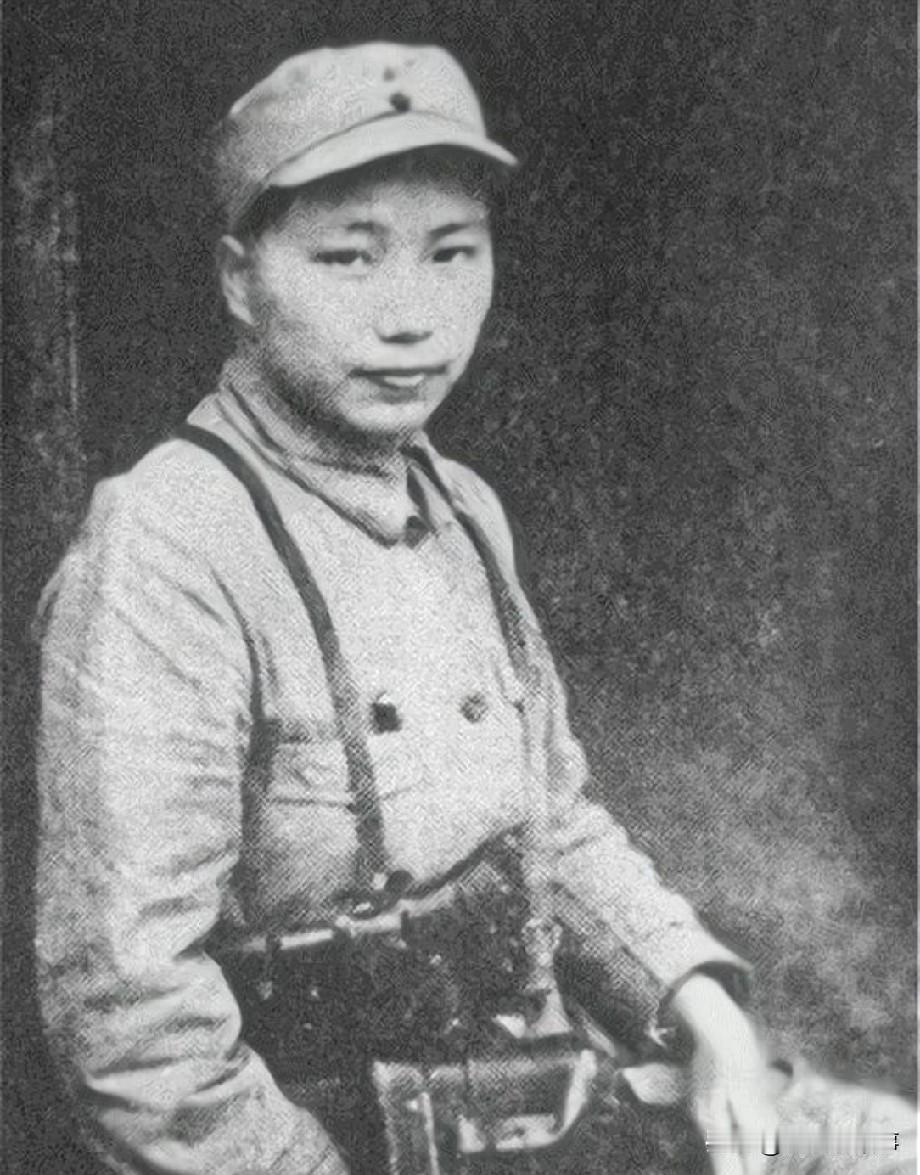 1933年，16岁的李开芬被活埋，这时，政治部主任张琴秋骑马冲了过来，高喊：