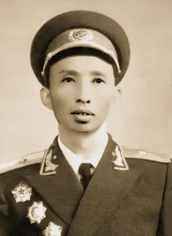 1955年定军衔那年,李迎希气得摔了杯子,他打了一辈子仗,济南战役立下大功,粟裕
