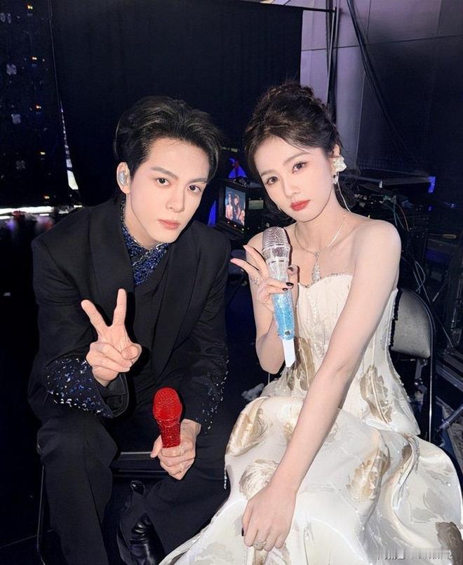 1.白鹿和曾舜晞俩人私下关系蛮不错的，日常相处也是大大咧咧的，不过俩人都不是对