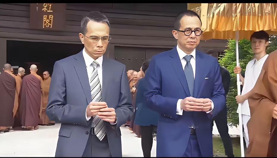 网友分享的照片李泽钜与李泽楷兄弟俩在香港慈山寺上香祈福像这样的身份地位的人
