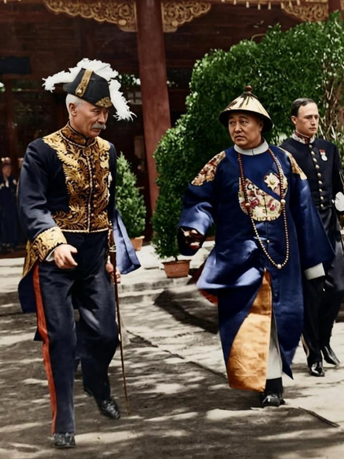 1910年，英国驻华公使朱尔典爵士（左）与清末海军大臣、醇亲王载洵（右）并肩同行