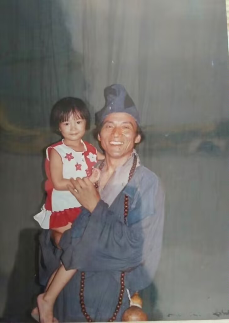 游本昌与李谷一的旧照，拍摄于1988年当年，游本昌55岁，李谷一44岁。其中两张照片里，游本昌一身济