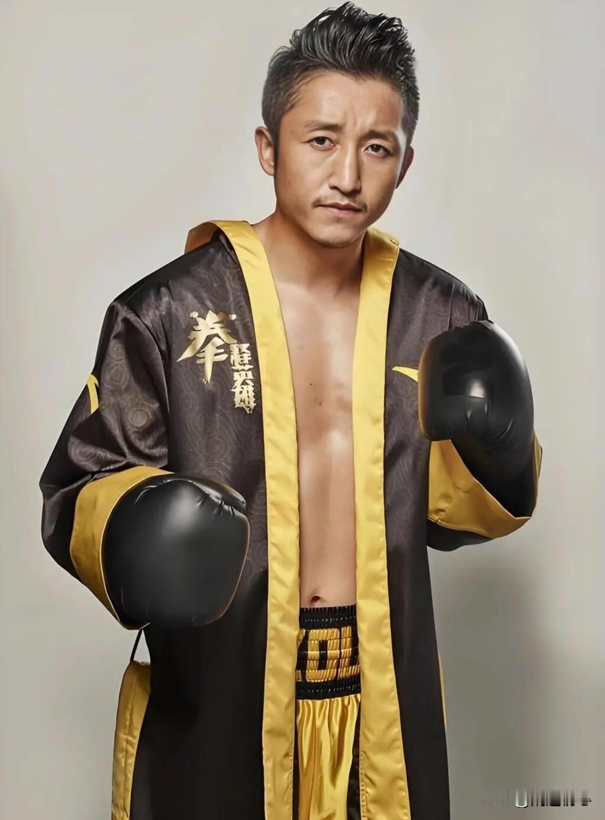 莹颖：老公咱们干老本行吧！市明：可我现在年事已高啊！莹颖：我老公依然龙精虎猛