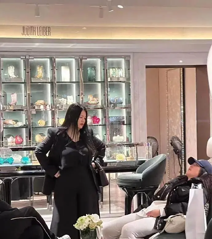 李湘伦敦生图：身材反差引热议