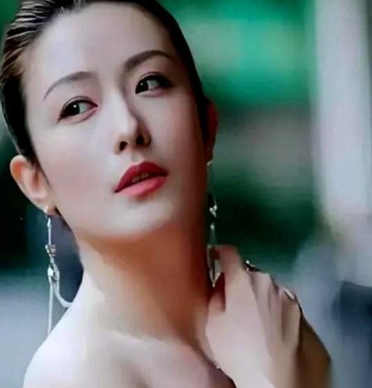 有个女演员，叫徐百慧。出道22年，跟唐嫣、白百何是中戏同班同学，演过《芈月传》