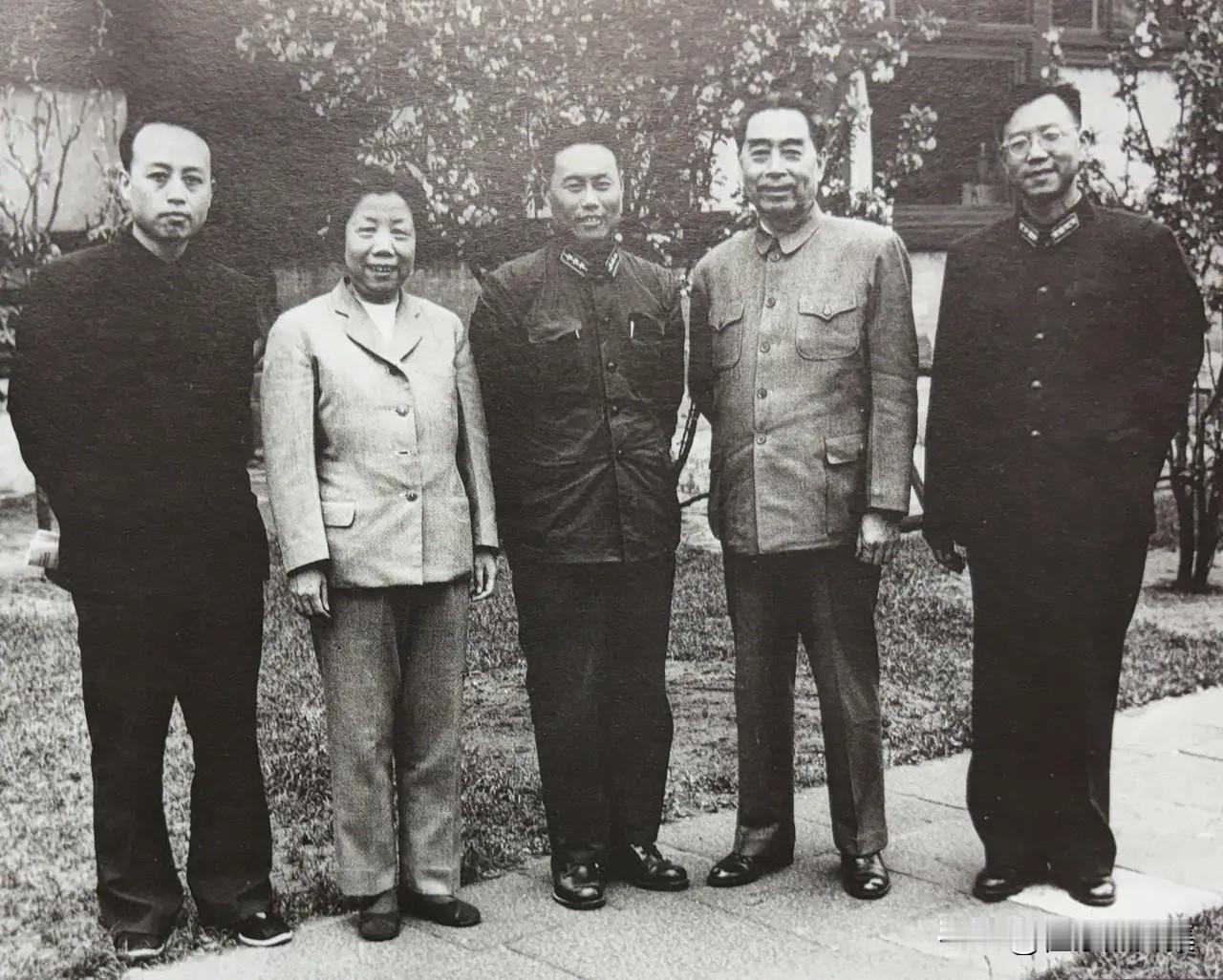 1963年4月12日下午，周恩来总理与夫人邓颖超在中南海西花厅，亲切接见了“南京