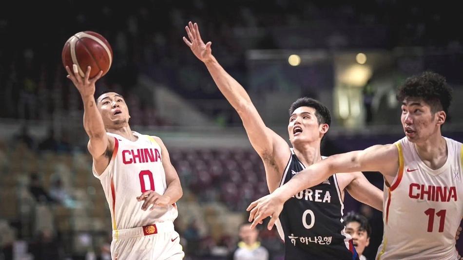 经过与日本男篮一战，球迷对高诗岩的负面评论彻底消失了。上半场，中国男篮打得十分