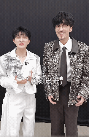 周深可以说是新生代歌手中的第一人，他的粉丝可能没有一些偶像明星的疯狂，但是周深的