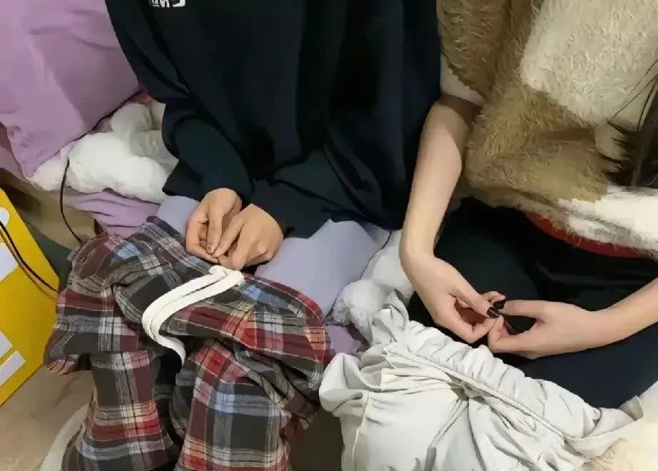 河北，一名女子到朋友家做客，她刚要坐到朋友的床上，朋友却说，让她把外面的那一层裤