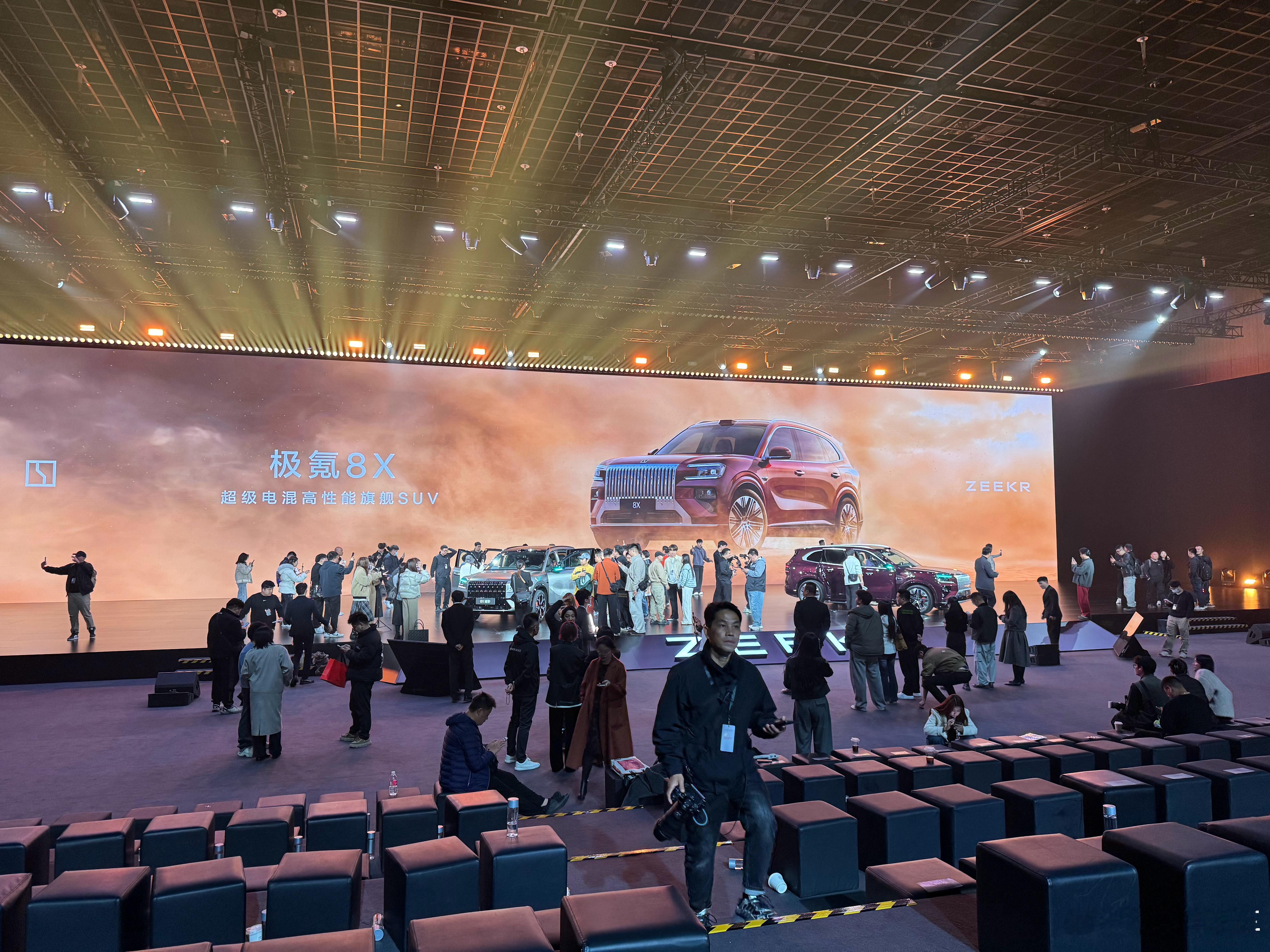 从媒体人的站位就知道极氪8X哪个才是杀手锏，性能王牌，想搞一台。小贵。极氪8x