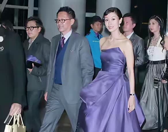 许晋亨是找到真爱了，他和李嘉欣结婚后，走到哪里，都牵着李嘉欣的手，他也没有绯闻了