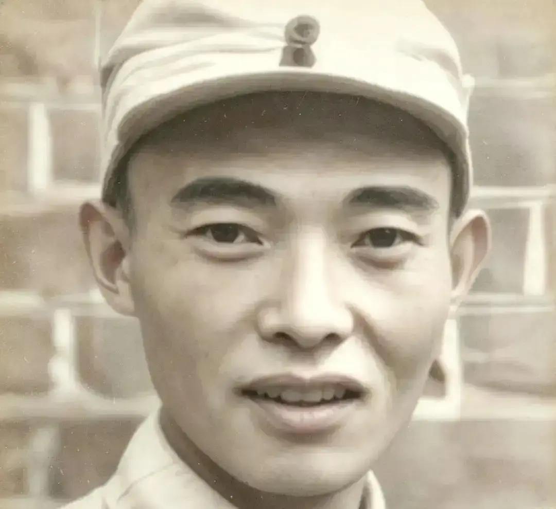 被捕入狱的地下党员邱世毅，三次利用上厕所的机会凑到叛徒姚茂良身边低声说：“你出去