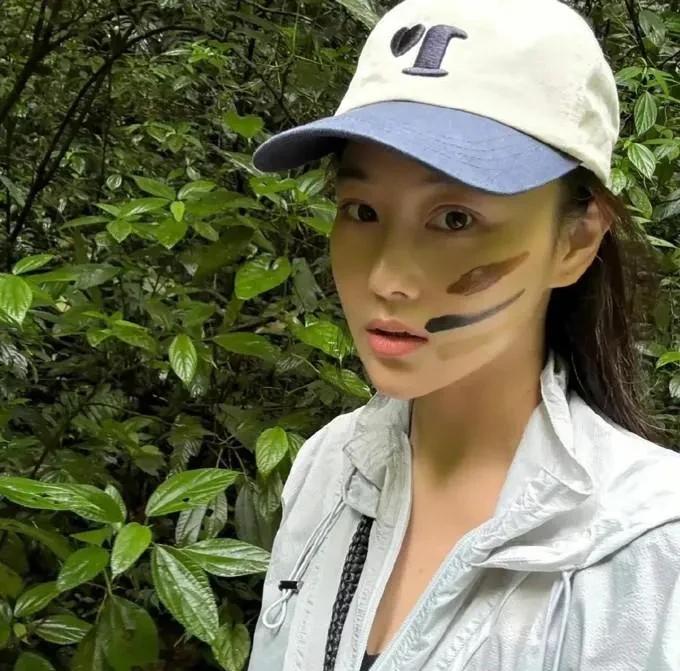 张馨予一家雨林徒步，何捷穿背心荷尔蒙爆棚，又高又壮还是军人样