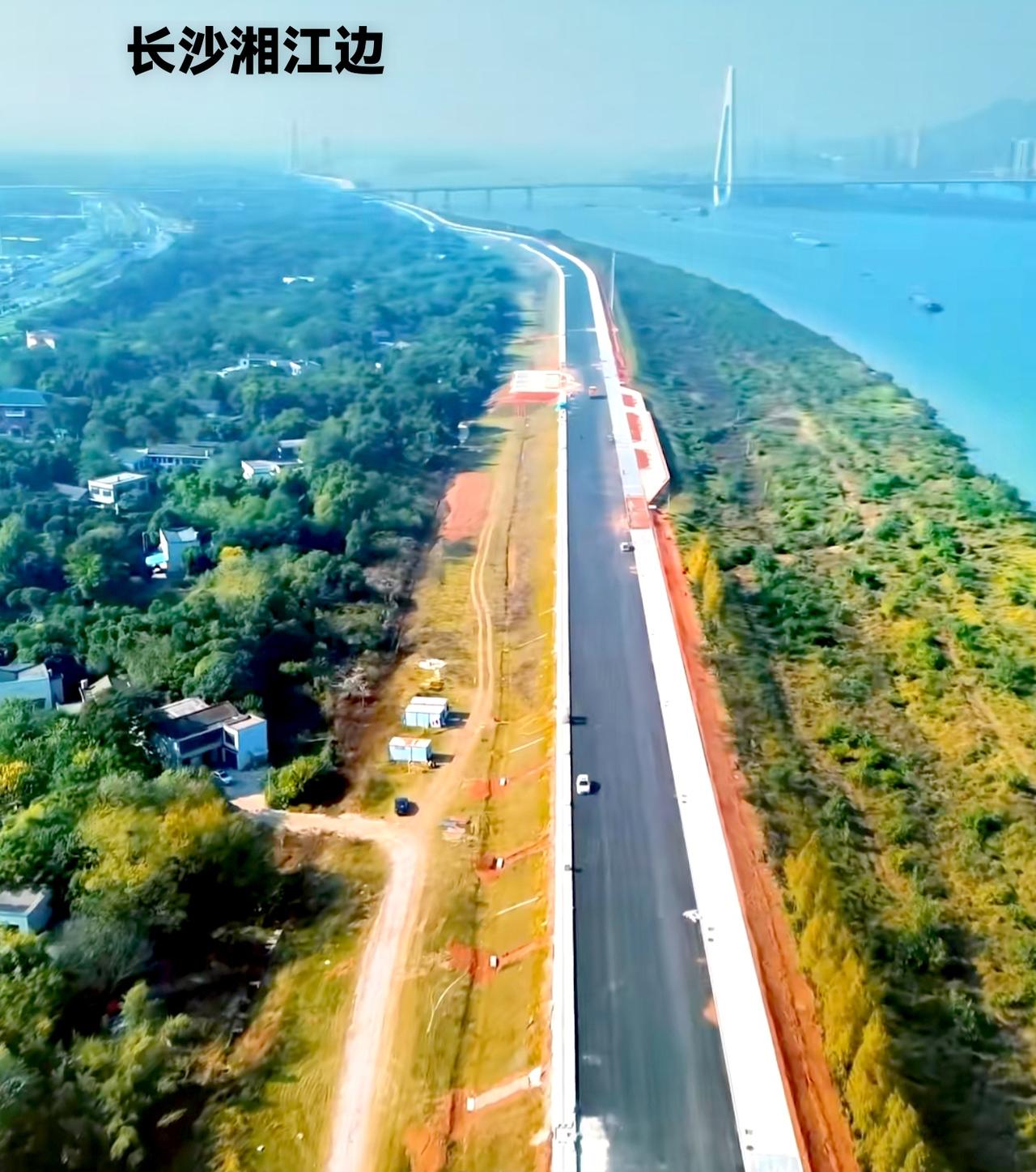 看看长沙湘江边的这些地方，大面积的生态环境多好啊！这地方如果人口多的话，适合建设