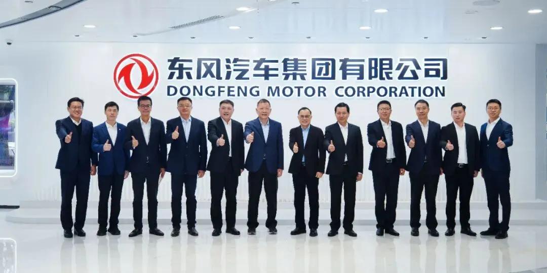 10月30日,东风汽车董事长杨青,总经理冯长军在公司总部会见来访的中国长安汽车董