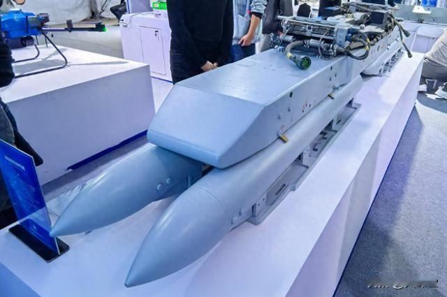 一个小小的挂架，证实歼20开始释放战斗轰炸机功能，实力强横。歼20也是迫不得已啊