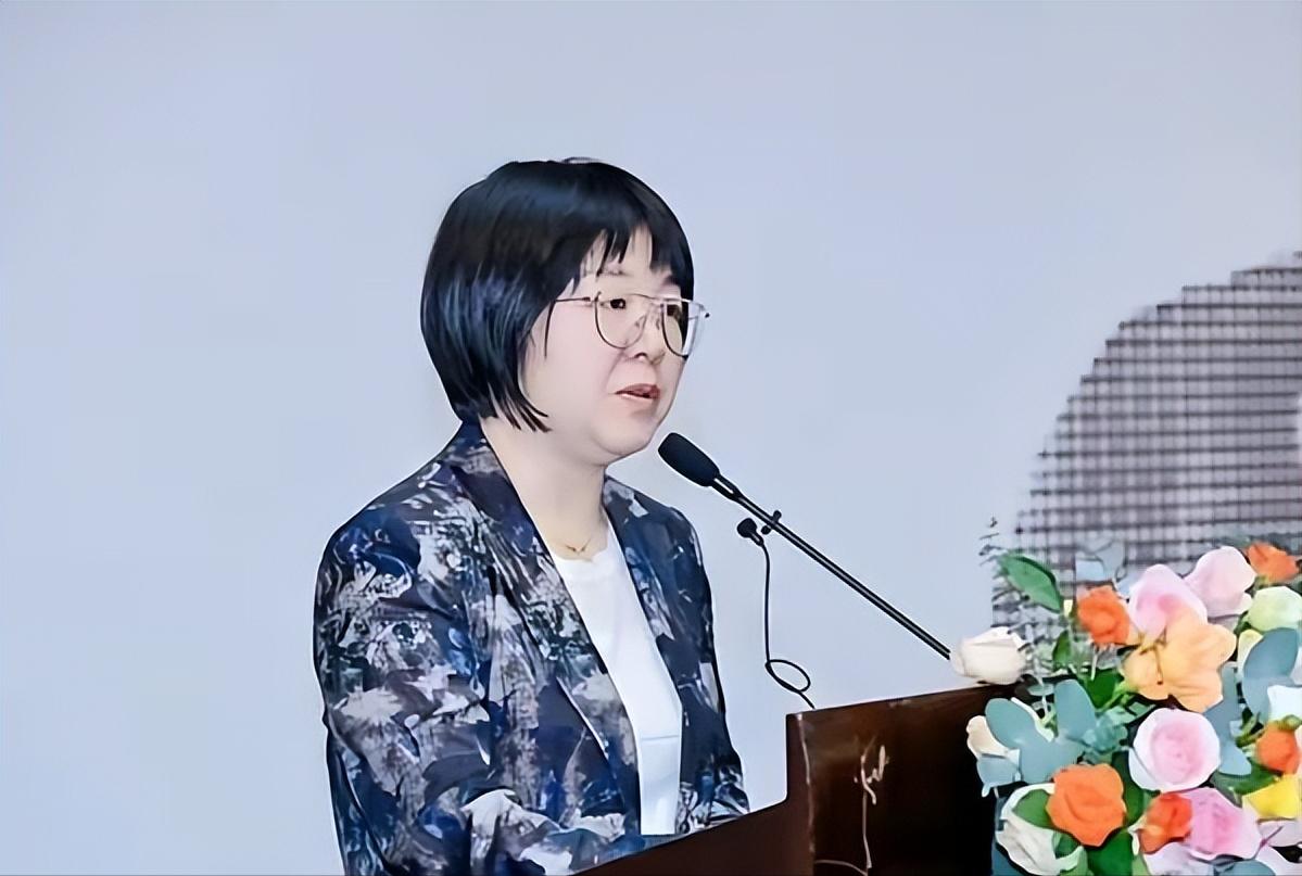 清华美院争议接连出现，院长吴琼做出间接表态清华美院近年接连出现多起审美争议相