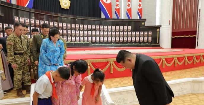 金正恩鞠躬，向阵亡朝鲜士兵家属致意拥抱阵亡士兵子女朝中社22日