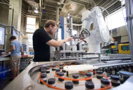 中国这招阳谋确实高明，变相帮着西方发达国家去工业化。没错，就是“帮”，中国凭借强