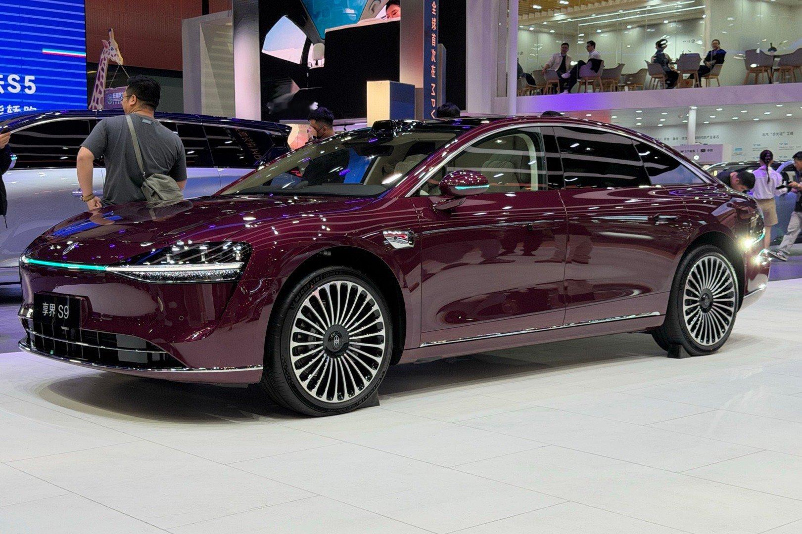 享界S9的新款车型外观变化不大，主要是尾灯有些差异。但在智驾、中控屏尺寸、车内配