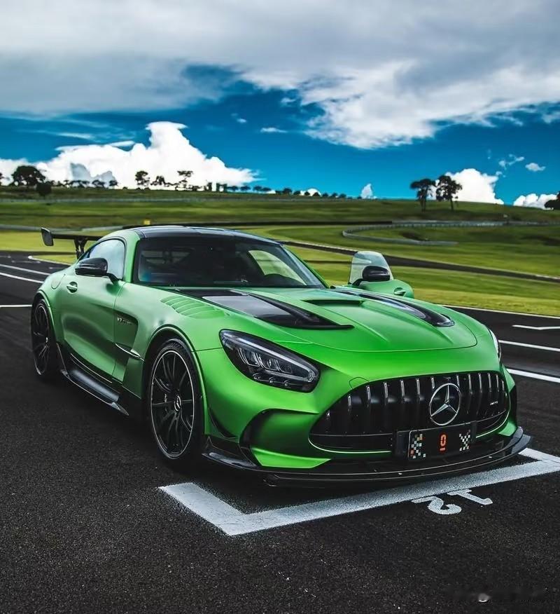 肖战粉丝群体对他与绿色奔驰大G的深度情感联结，展现了明星个人特质与品牌符号之间奇