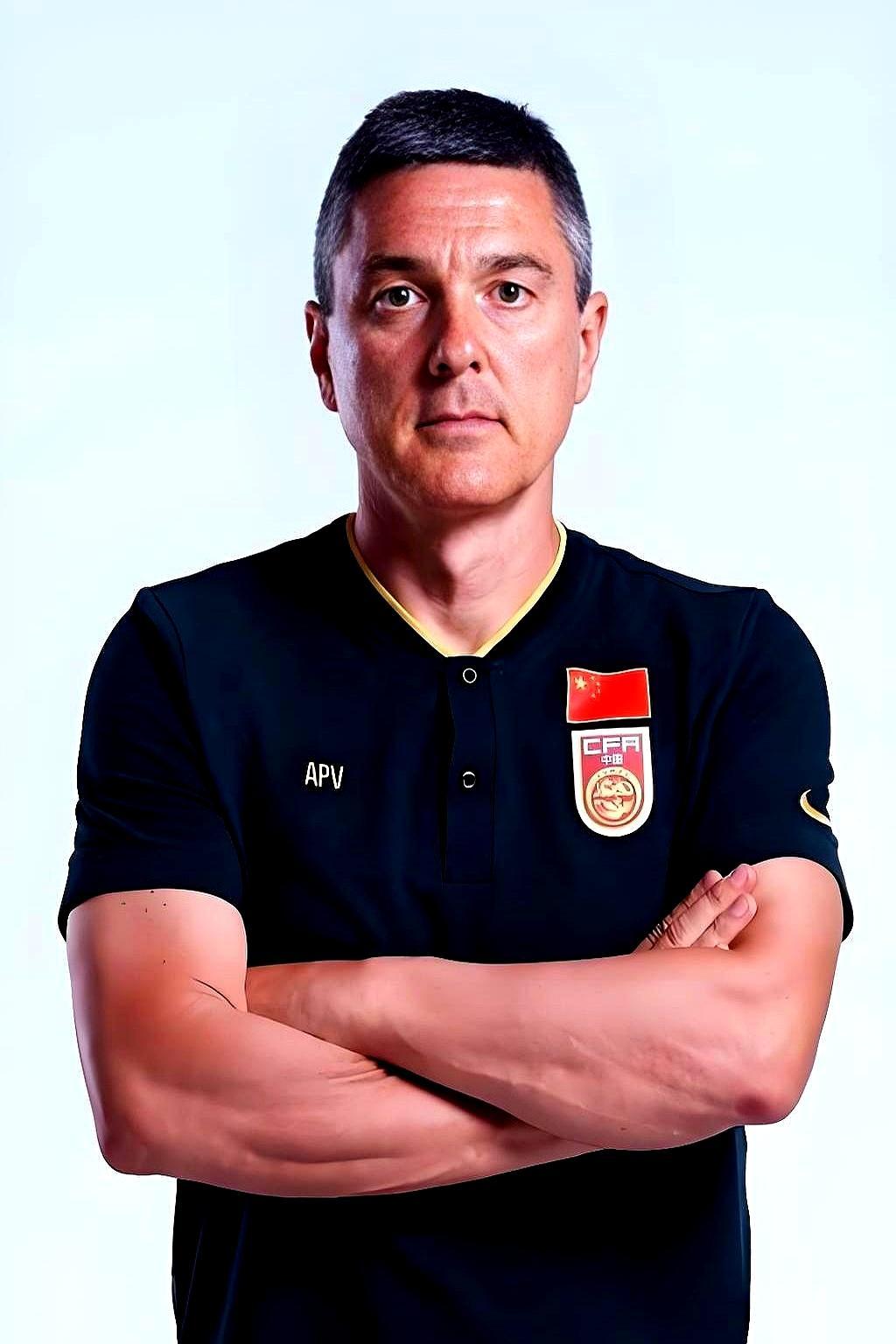 先别吹，也别急着捧。六年前，安东尼奥带着一群小孩练“大脚”，被骂土、被骂l