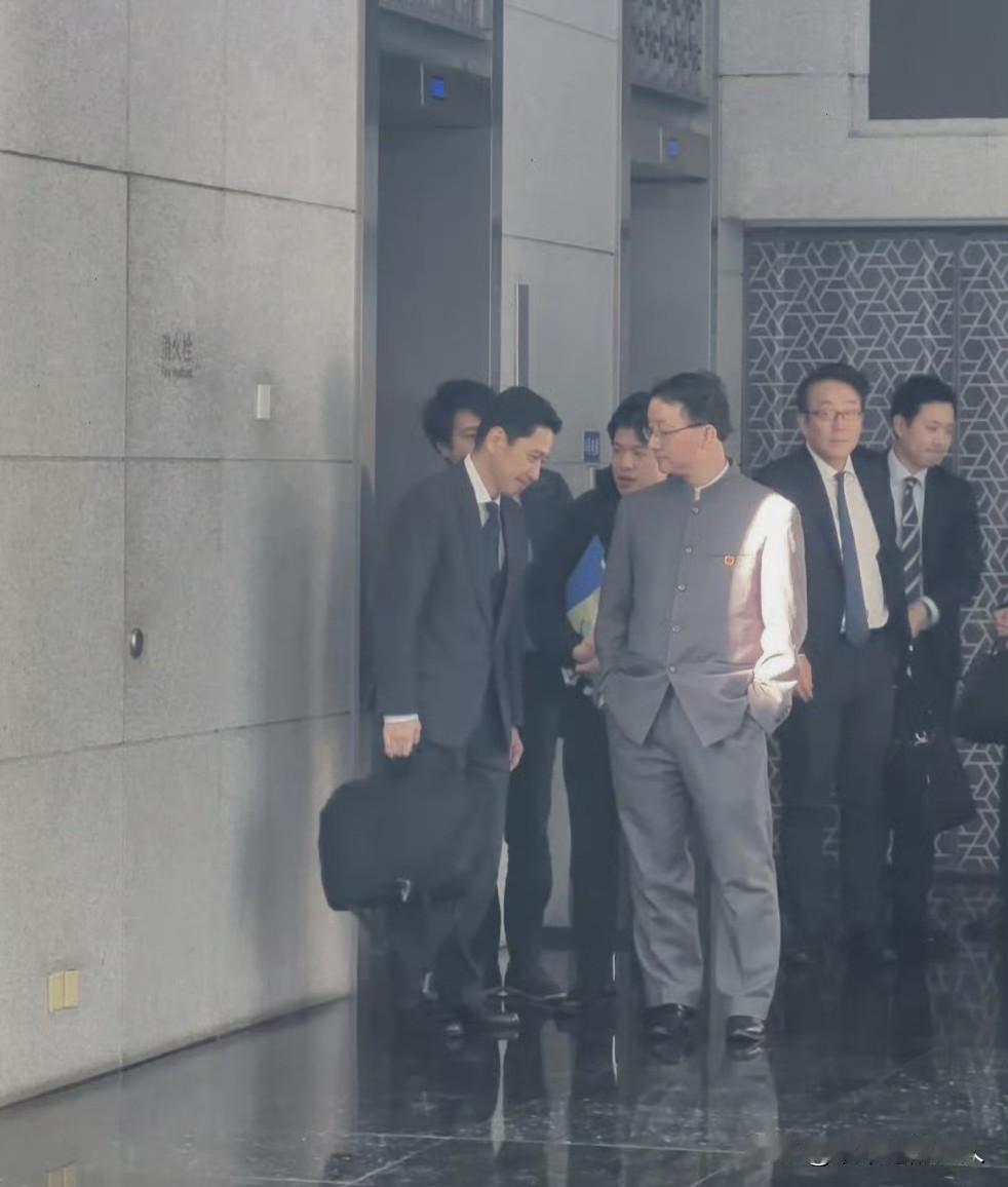 灰溜溜的走了？走之前，低头谢罪？请注意，手插口袋的是我方人员！[捂脸哭]网友