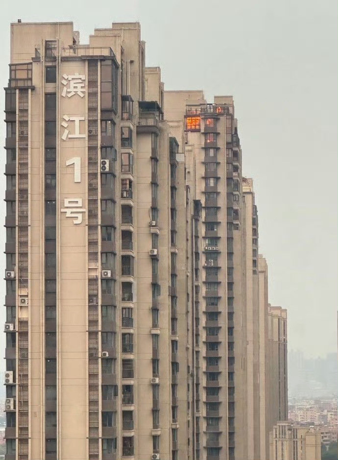 网友：自从邻居装上了这个灯，消防员隔三差五就要来一趟。[捂脸哭]​​​