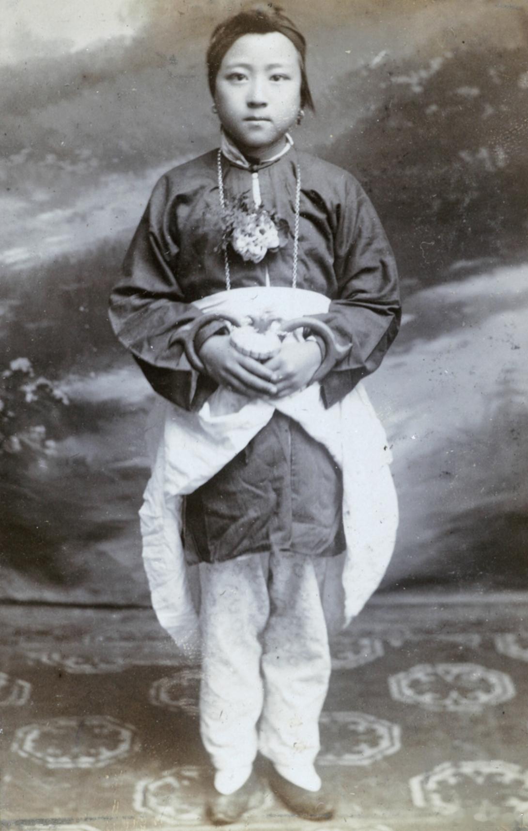 女子肖像，1927年​​​