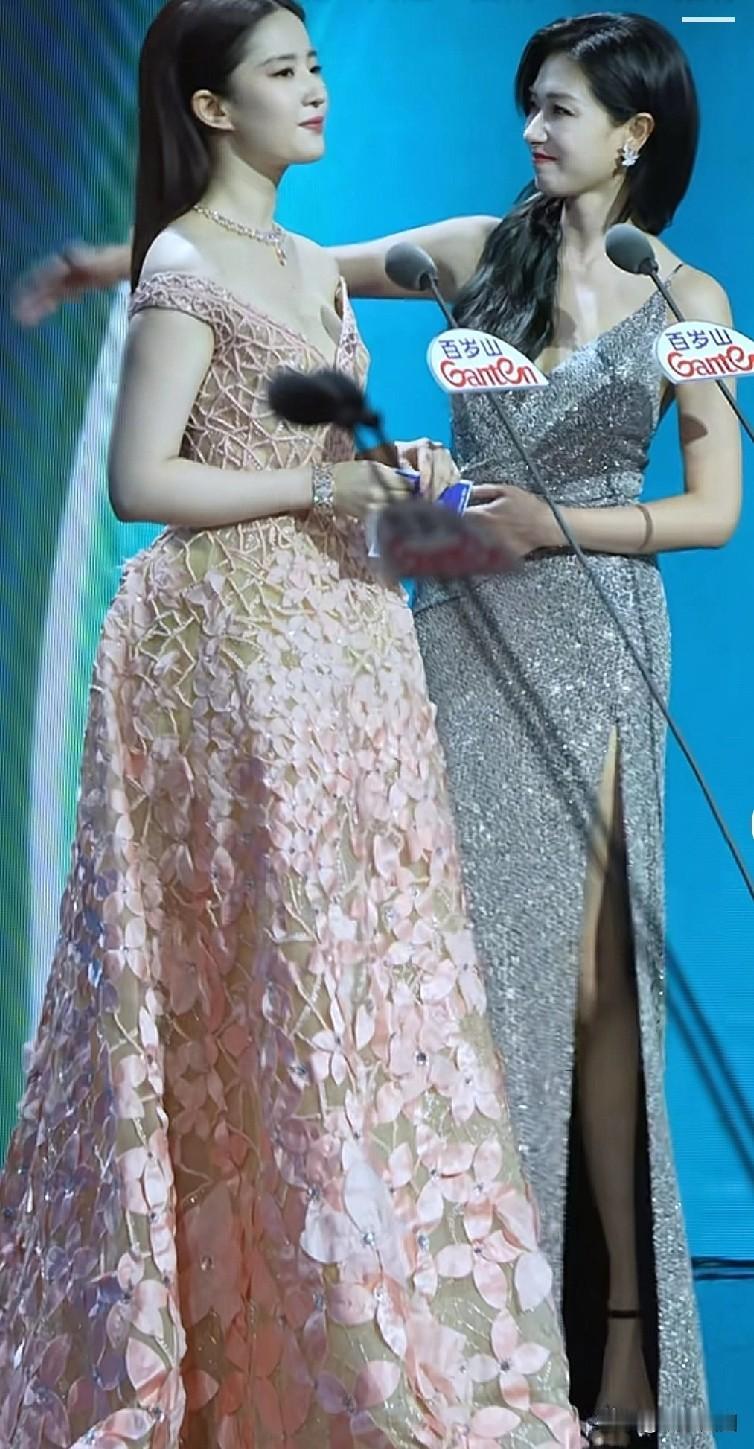 和神仙姐姐站一起居然能更胜一筹[赞]，万茜自信洒脱松弛不得不说这状态真牛。