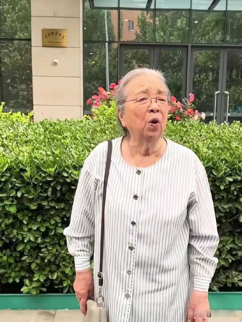 90岁“容嬷嬷”去菜市场给重孙子买吃的，被路人喊了一声“容嬷嬷”，她当场委屈上了