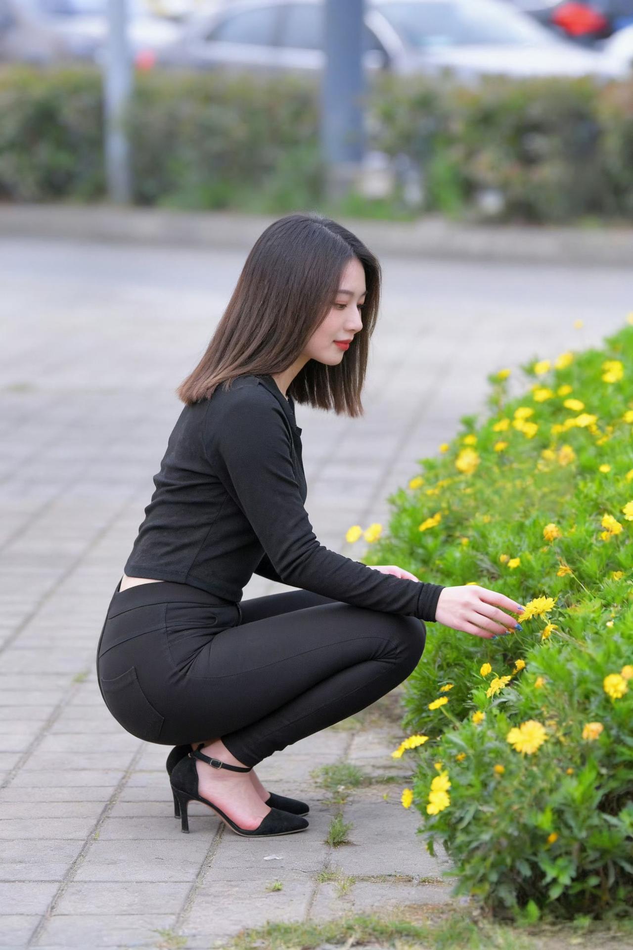 美女，路边的野花你不要采