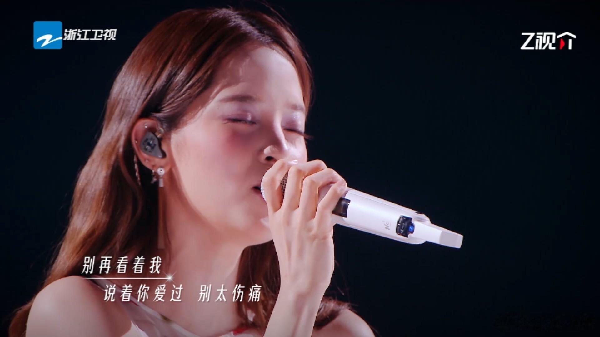 欧阳娜娜我不难过舞台获赞天赐舞台经典之作，二人默契合唱，把我不难过诠释得细腻又