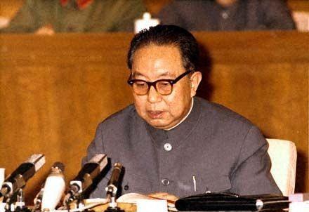 华国锋一直认为，最好的会场，不在人民大会堂，而在田间地头。1979年夏，他深入河