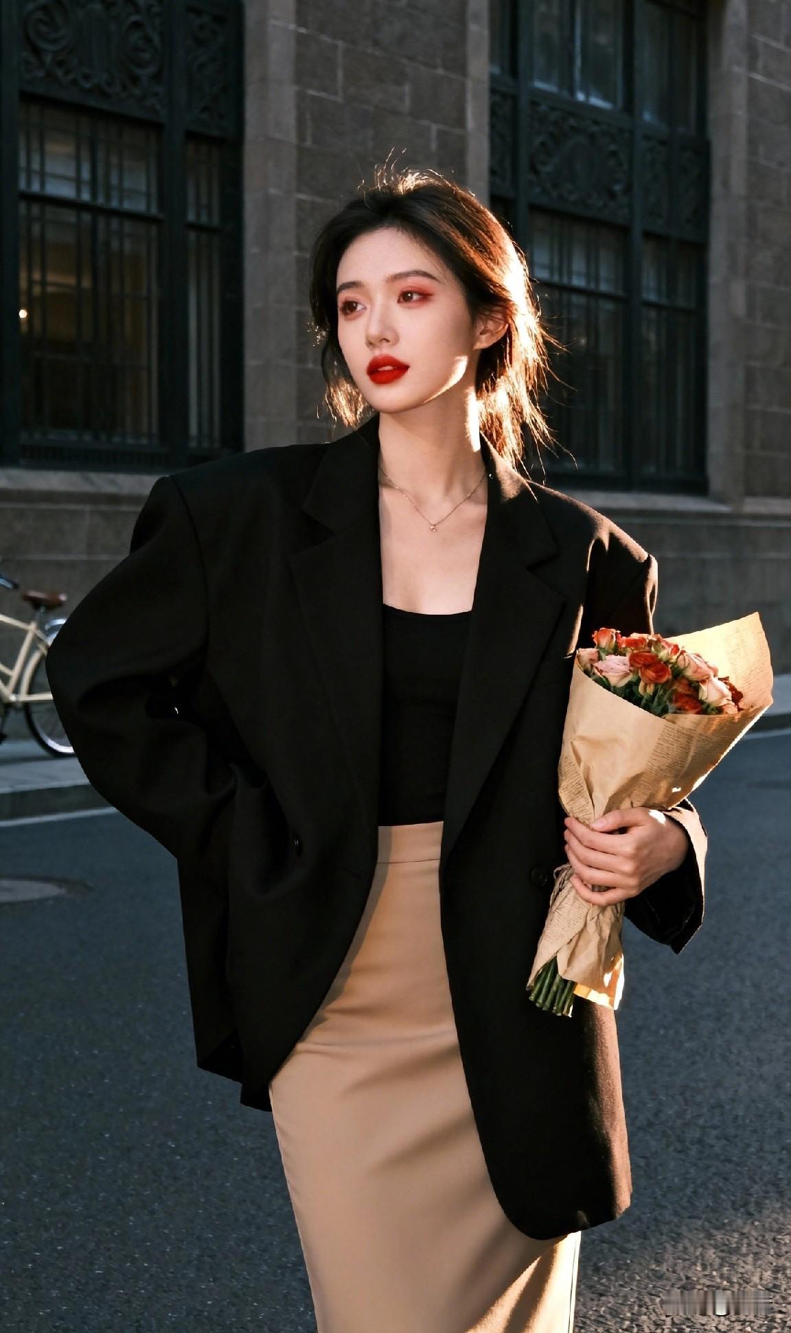 一身松弛却自带气场卧蚕眼浅笑唇色淡得像初绽的蔷薇