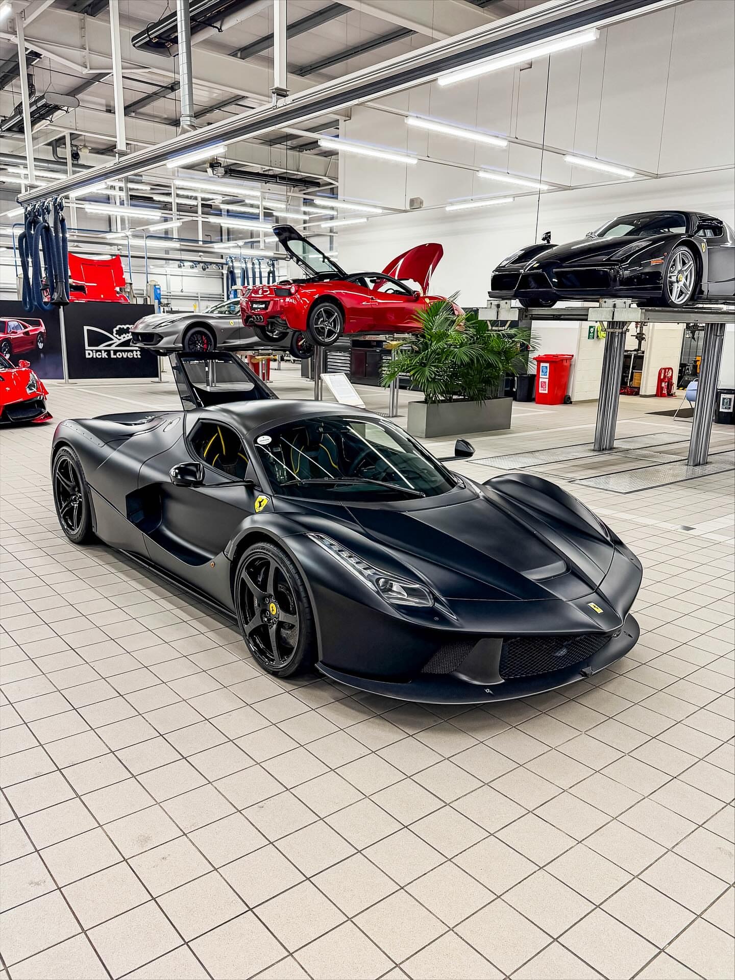 这不是一个带咬合和6个排气管的哑光黑色LaFerrari……这是法拉利历史上一个
