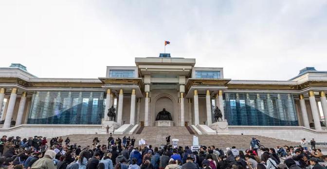 蒙古国爆发的动乱，大概率只是蒙古国崩溃的开始，要是他们再得不到外部援助，情况很可