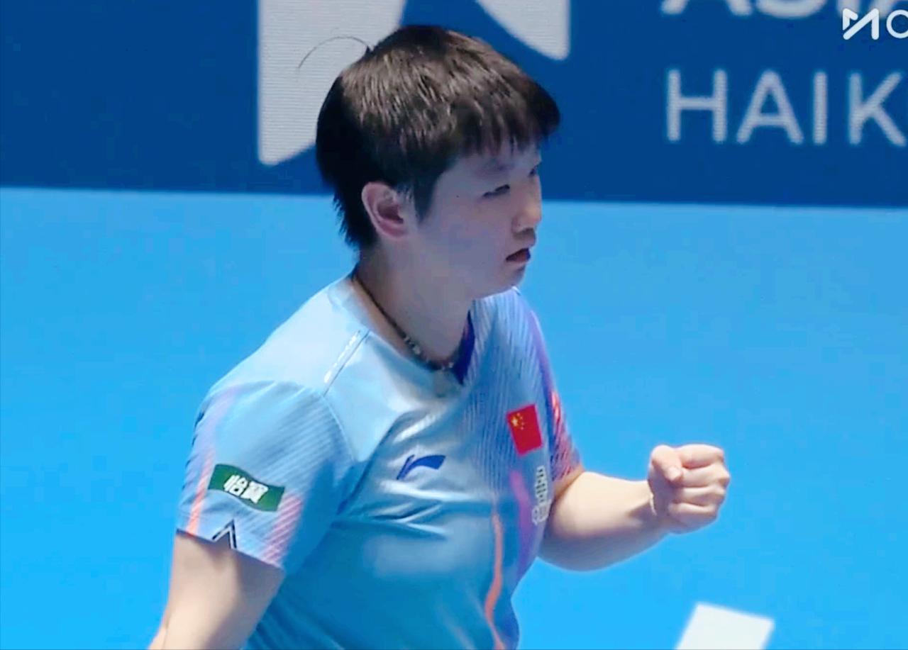 刘国正对孙颖莎的欣赏，连藏都不藏了。第一局孙颖莎和陈熠打到了4:4，孙颖